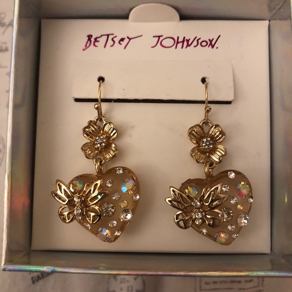 Betsey Johnson Gold Tone Lucite Heart With Flower & Butterfly Drop Earrings NIB - Picture 6 of 12